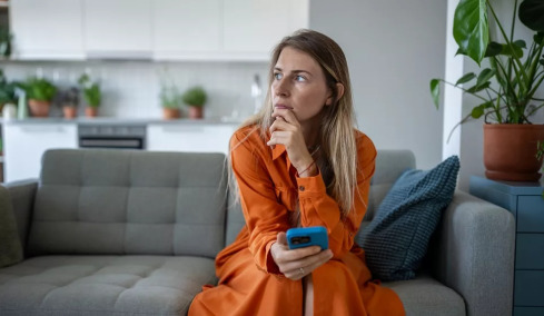 5 λόγοι που «ξαναπαίζουμε» τους δύσκολους διαλόγους στο μυαλό μας – Πώς να κόψουμε το replay