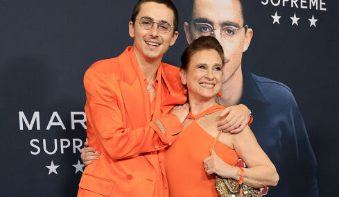 Ξανά στα πορτοκαλί ο Τιμοτέ Σαλαμέ: Μετά την Κάιλι Τζένερ ντύθηκε ίδια με τη μητέρα του (εικόνα)