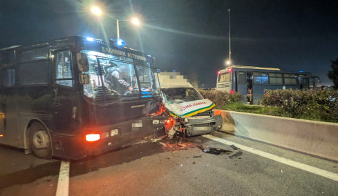 Σοβαρό ατύχημα στον Πλατύκαμπο Λάρισας: Ασθενοφόρο έπεσε πάνω σε κλούβα της Αστυνομίας, δείτε φωτογραφίες