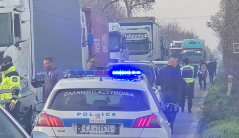 Ουρές χιλιομέτρων με αυτοκίνητα σε Λάρισα, Ριτσώνα και Προμαχώνα, οι αγρότες έκλεισαν παραδρόμους της Εθνικής Οδού, δείτε βίντεο