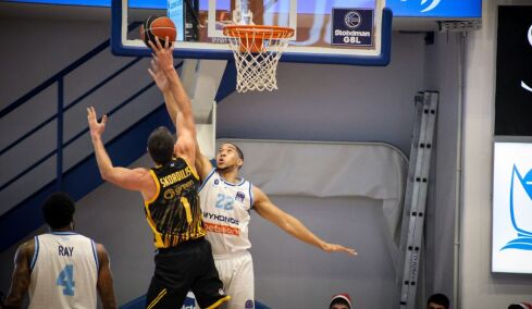 Η ΑΕΚ πήρε το θρίλερ στη Μύκονο επικρατώντας με 77-76, δείτε βίντεο