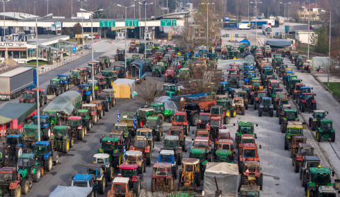 Στα μπλόκα αλλά με ανοιχτούς δρόμους οι αγρότες τα Χριστούγεννα, τι ώρες ανοίγουν τα διόδια το Σαββατοκύριακο