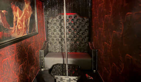 Καλλιθέα: Έλεγχοι σε καταστήματα «StripShow»: Πέντε συλλήψεις ατόμων που προήγαγαν στην πορνεία γυναίκες