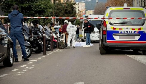 Bίντεο: Αστυνομικοί πυροβολούν και σκοτώνουν έναν 26χρονο που απειλούσε με μαχαίρι περαστικούς στην Κορσική