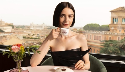 Emily in Paris: Θα γυριστεί η επόμενη σεζόν στην Ελλάδα; Η αινιγματική σκηνή και η απάντηση της Λίλι Κόλινς