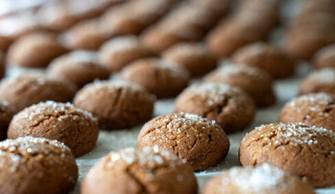 Φτιάχνοντας παραδοσιακά γλυκά στις Καρυές Λακωνίας
