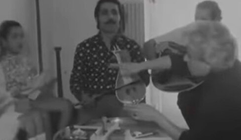 Σπάνιο βίντεο με τη Δόμνα Σαμίου να διδάσκει κρητικά κάλαντα Χριστουγέννων