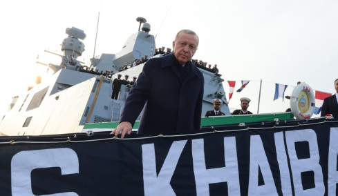 Ο Ερντογάν παραλαμβάνει νέο υποβρύχιο και αποβατικό αλλά δηλώνει «δεν έχουμε καμία βλέψη στα εδάφη κανενός»