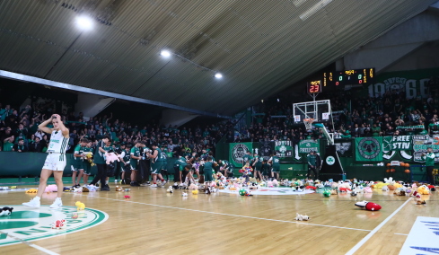 Σπουδαία κίνηση από τους φιλάθλους του Παναθηναϊκού: Πέταξαν λούτρινα κουκλάκια για το «Χαμόγελο του Παιδιού» στο παρκέ, βίντεο και φωτογραφίες