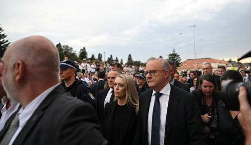 Γιούχαραν τον Αυστραλό πρωθυπουργό στις εκδηλώσεις μνήμης για τα θύματα της επίθεσης στην παραλία Μποντάι