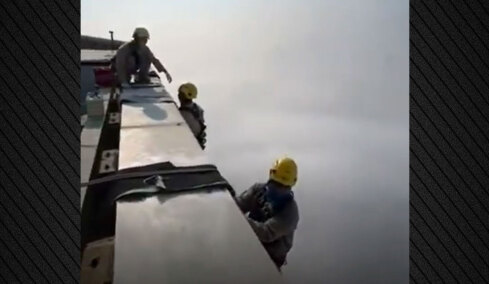 Κρεμασμένοι στα 828 μέτρα: Εργάτες από το Νεπάλ καθαρίζουν το ψηλότερο κτίριο του κόσμου στο Ντουμπάι σε βίντεο που κόβει την ανάσα
