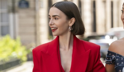 Η Λίλι Κόλινς αποκάλυψε ποια σκηνή της 5ης σεζόν του «Emily in Paris» την έκανε να... γελάσει μέχρι δακρύων