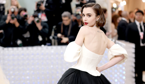 Ο 5ος κύκλος του «Emily in Paris» είναι γεμάτος Ελλάδα: Οι Έλληνες συμπρωταγωνιστές, ο Βασίλης Ζούλιας, τα γυρίσματα σε Σαντορίνη και Πετράλωνα
