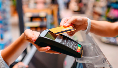 Από τα μετρητά στις κάρτες: Πώς άλλαξαν μέσα σε μια δεκαετία οι συνήθειες πληρωμών στην Ελλάδα