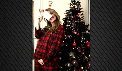 Η Γιώτα Τσιμπρικίδου πόζαρε στο χριστουγεννιάτικο δέντρο με το υπερηχογράφημα της κόρης της