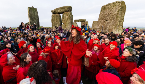 Ξεκίνησε η πιο μεγάλη νύχτα του χρόνου: 9 ώρες και 32 λεπτά κράτησε η μέρα στην Αθήνα, ο συμβολισμός του χειμερινού ηλιοστασίου και το Στόουνχετζ