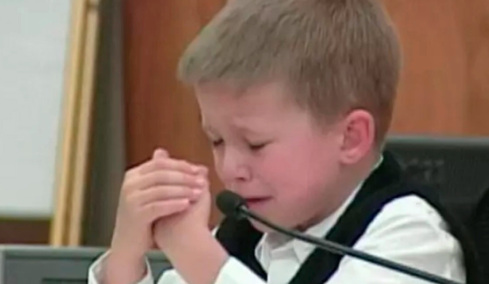 Σπαρακτική μαρτυρία 7χρονου: Η στιγμή που λέει στο δικαστήριο ότι η μητέρα του έπνιξε την αδερφή του