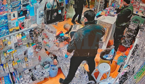 Άγρια συμπλοκή με μαχαιρώματα στα Πατήσια, βίντεο από τη στιγμή που αιμόφυρτος νεαρός ζητά βοήθεια