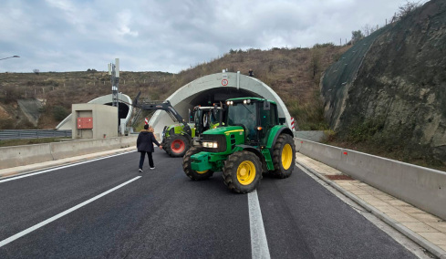 Οι αγρότες έκλεισαν τις σήραγγες στα Τέμπη για τα φορτηγά, δείτε χάρτη με όλα τα μπλόκα στη χώρα 