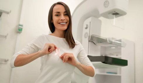 Νέα θεραπεία βελτιώνει την επιβίωση από τον επιθετικό καρκίνο μαστού – Τι περιλαμβάνει
