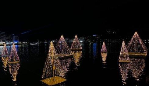 Χριστούγεννα στη Χαλκίδα: Γιορτινά φώτα καθρεπτίζονται στα νερά της