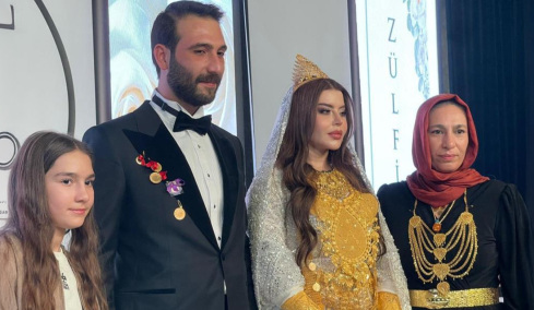 Γάμος από... χρυσό στην Τουρκία: Έλουσαν τη νύφη με κοσμήματα και αναγκάστηκε να καθίσει γιατί δεν άντεχε το βάρος, δείτε βίντεο