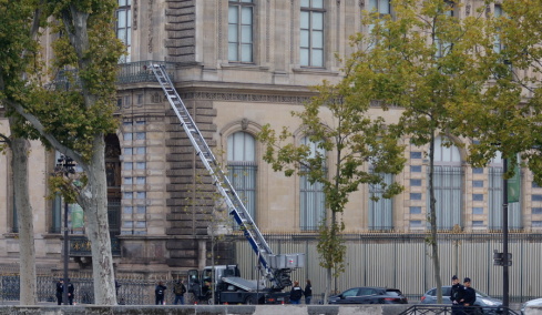 Έκλεψαν πάνω από 8.000 διαμάντια, 200 ​​μαργαριτάρια, σμαράγδια και ζαφείρια: Νέα στοιχεία για τη ληστεία του αιώνα στο Λούβρο