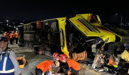 Δεκαέξι νεκροί σε τροχαίο στο οποίο ενεπλάκη λεωφορείο στην Ινδονησία 