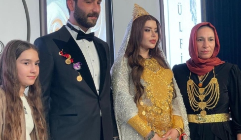 Γάμος από... χρυσό στην Τουρκία: Έλουσαν τη νύφη με κοσμήματα και αναγκάστηκε να καθίσει γιατί δεν άντεχε το βάρος, δείτε βίντεο