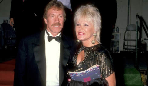 Πέθανε η πρώτη σύζυγος και παιδικός έρωτας του Τσακ Νόρις: Η παρουσία της στη ζωή μου δεν θα ξεχαστεί ποτέ, γράφει ο ηθοποιός