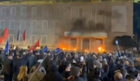 Σοβαρά επεισόδια σε αντικυβερνητική διαδήλωση στα Τίρανα, δείτε βίντεο