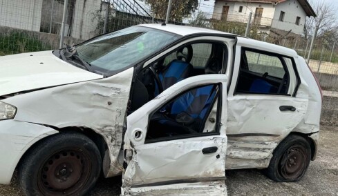 Αγρίνιο: Αυτοκίνητο συγκρούστηκε με φορτηγάκι και κατέληξε σε προστατευτικές μπάρες, δείτε φωτογραφίες