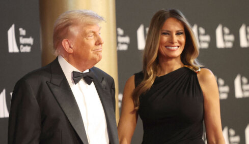 Ο Τραμπ αποθέωσε τα... εσώρουχα της Μελάνια σε ομιλία στη Βόρεια Καρολίνα: Είναι τέλεια, είναι όμορφα, τα περνάει με ατμοσίδερο