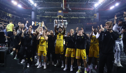 Ανατροπή και με κόσμο το ΑΕΚ - Αρης για τη Basket League 