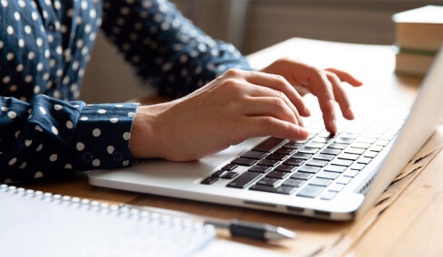 Εργασία στο γραφείο ή από το σπίτι με τα μισά; Η συζήτηση για τους μισθούς που διχάζει