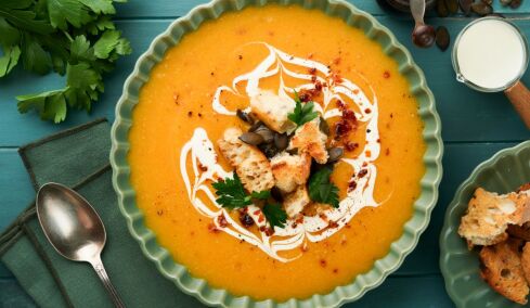 Τι σούπα να φτιάξουμε για το γιορτινό τραπέζι αν θέλουμε να ξεφύγουμε από τα κλισέ