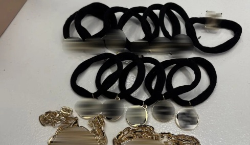 Συνελήφθη 65χρονη ιδιοκτήτρια καταστήματος στο Κολωνάκι, πουλούσε «μαϊμού» προϊόντα για επώνυμα