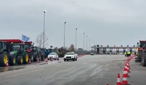 Ταλαιπωρία για τους εκδρομείς λόγω μπλόκων και εκτροπών, οδηγούν μέχρι και σε χωματόδρομους - Πού υπάρχουν προβλήματα