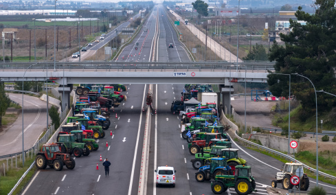 Ξεκινά η έξοδος των Χριστουγέννων με τα μπλόκα στις εθνικές: Δύο λωρίδες ανοίγουν οι αγρότες, θέμα ασφάλειας θέτει η Τροχαία 