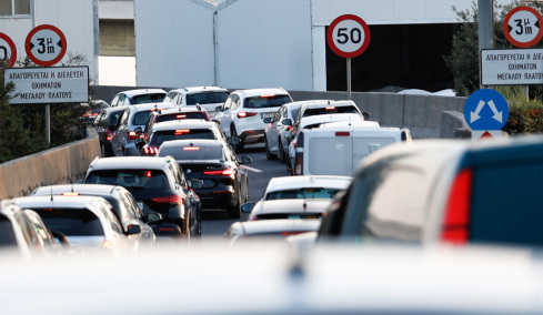 Τροχαίο με σύγκρουση οχημάτων στην Αττική Οδό, πού υπάρχουν καθυστερήσεις