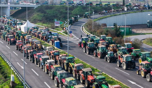 Δεύτερη ημέρα εξόδου για τα Χριστούγεννα με μπλόκα: Φόβοι για νέα ταλαιπωρία λόγω βροχής, αυξημένη κίνηση από νωρίς στη Ριτσώνα