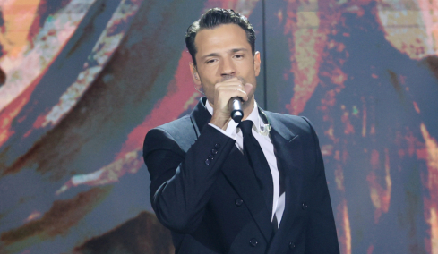 Ο Κωνσταντίνος Αργυρός μοιράστηκε την ιστορία πίσω από την ατάκα «μάνα ο γιος σου χορεύει ζεϊμπέκικο στο Royal Albert Hall»
