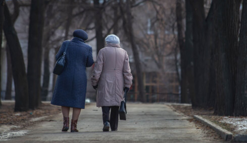 87χρονη εργάζεται σε δύο δουλειές για 10 ευρώ την ώρα: «Δεν μπορώ ακόμη να συνταξιοδοτηθώ»
