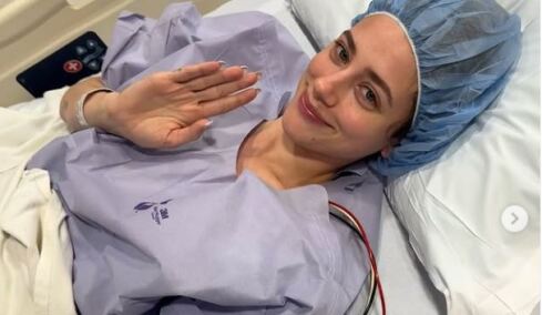 Η Λίλι Ράινχαρτ σε νέα φωτογραφία με ρόμπα χειρουργείου: «Ακούστε το ένστικτό σας»