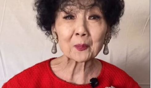 «Η 91χρονη μαμά μου φοράει το ίδιο φόρεμα κάθε Χριστούγεννα εδώ και 46 χρόνια»
