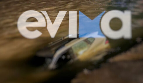 Αυτοκίνητο έπεσε στη θάλασσα στο λιμάνι Νέων Στύρων, σώοι οι τέσσερις επιβαίνοντες