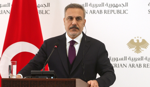 Απρόοπτο σε συνέντευξη τύπου του Φιντάν στη Συρία: Διέκοψαν άρον-άρον τις δηλώσεις του, συγγνώμη ζήτησε η Δαμασκός