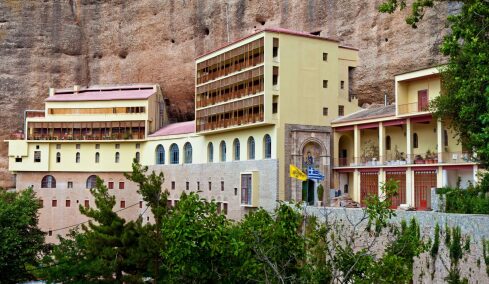 10 μοναστήρια της Ελλάδας: Ιερά καταφύγια πίστης και ιστορίας με το βλέμμα της Φύσης