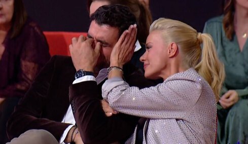 Ο κακός του Παρά Πέντε λύγισε στο reunion και το Twitter συγκινήθηκε: «Έχει πλαντάξει, πρέπει να είναι πολύ ευαίσθητη ψυχή»