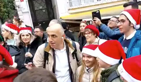 Στους δρόμους για τα κάλαντα βγήκαν οι Έλληνες της Κωνσταντινούπολης, δείτε βίντεο